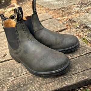Dark charcoal grey blundstone, size 5.5 aus, 8.5 US women’s size.